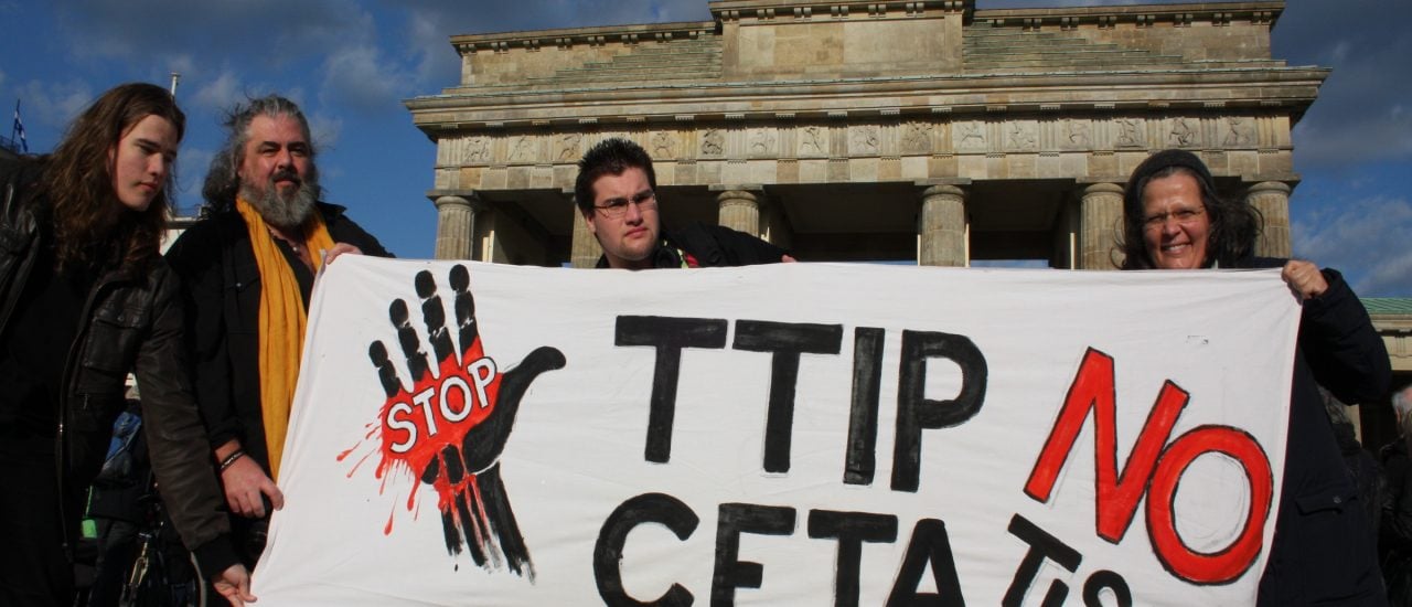 Nicht nur in Berlin ist gegen CETA protestiert worden, auch Belgien hat sich mit Händen und Füßen gewehrt. Foto: Globaler Aktionstag gegen TTIP, CETA & TiSA / Credits: Cornelia Reetz CC BY-SA 2.0 | Mehr Demokratie / flickr.com