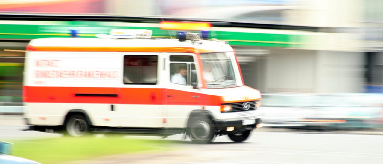 Wird ein Rettungswagen zur Unfallstelle gerufen, muss es schnell gehen. Wie verhält man sich dann richtig? Foto: ambulance CC BY 2.0 | Till Krech / flickr.com