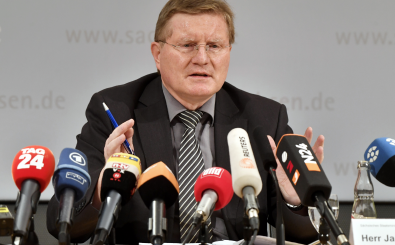 Muss einiges erklären: Rolf Jacob, Leiter der JVA Leipzig, hat sich auf der Pressekonferenz zum Suizid von Jaber al-Bakr geäußert. Foto: Frank Dehlis | AFP