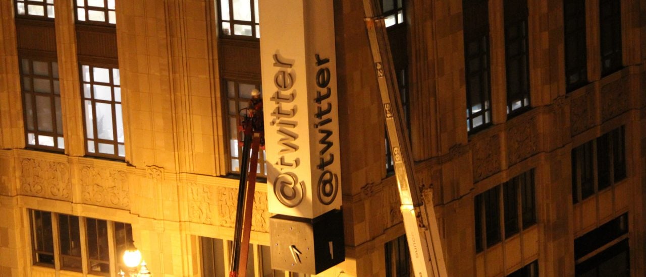 Noch wird der Firmensitz nicht abgerissen, aber Twitter ist derzeit tief in der Krise. Foto: Twitter HQ Sign CC BY 2.0 | Mike Davis / flickr.com