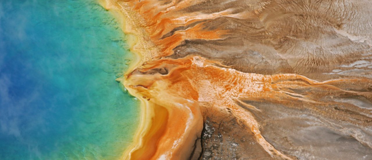 Im inneren der Grand-Prismatic-Spring-Thermalquellen im Yellowstone National Park ist es für Leben zu heiß. Den schönen Farbverlauf an der Grenze des irdischen Lebens aber bilden Archaeen. Foto: CCO 1.0 | Jim Peaco (YNP) / flickr.com