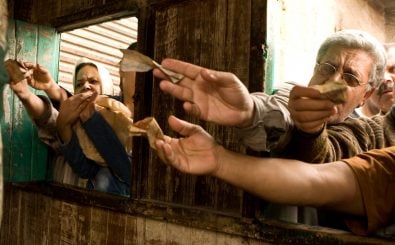 Brot und Benzin sind derzeit in Ägypten knappe Güter. Durch die Inflation des ägyptischen Pfundes steigen die Preise für importierte Lebensmittel und Rohstoffe. Foto: Desperation in the bread line CC BY 2.0 | James Buck / flickr.com