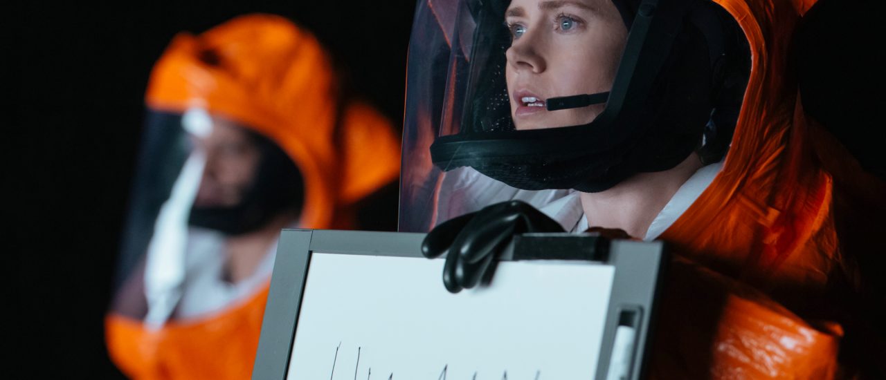 Arrival: Louise Banks (Amy Adams) nimmt ersten Kontakt zur Besatzung des Raumschiffs auf. Foto: | © 2016 Sony Pictures Releasing GmbH