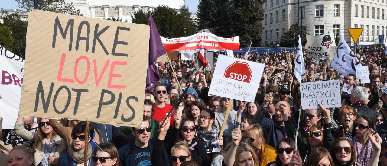 In Warschau protestierten Hunderttausende gegen das von der PiS geplante Abtreibungsverbot. | Janek Skarzynski / AFP