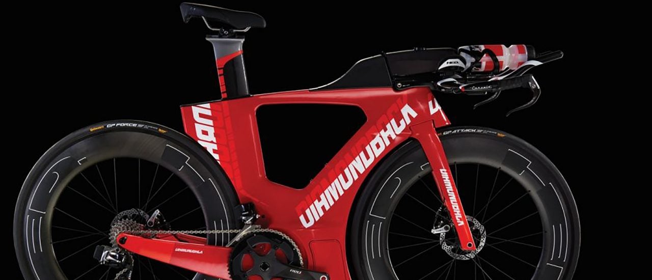 Windschnittiger, als die UCI erlaubt: Immer mehr Fahrrad-Hersteller bieten Modelle eigens für den Triathlon an. Dessen Regelwerk erlaubt aerodynamischere Boliden, als beim Zeitfahren der Tour de France zugelassen sind. Foto: Triathlon-Rad „Andean“ | Diamondback.