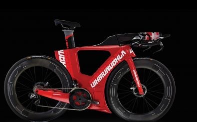 Windschnittiger, als die UCI erlaubt: Immer mehr Fahrrad-Hersteller bieten Modelle eigens für den Triathlon an. Dessen Regelwerk erlaubt aerodynamischere Boliden, als beim Zeitfahren der Tour de France zugelassen sind. Foto: Triathlon-Rad „Andean“ | Diamondback.