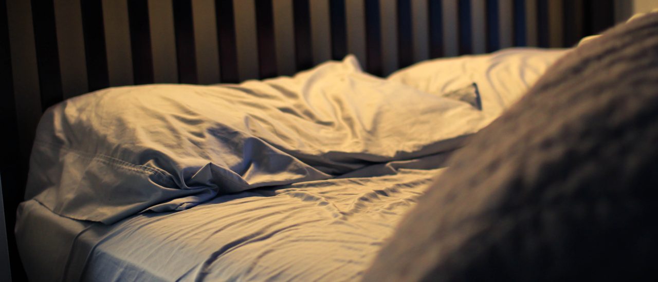 Für Morgenmuffel ist das Aufstehen eine Qual – das Bett ist einfach zu gemütlich. Foto: another sleepless night CY BY-SA 2.0 | Elias Quezada | flickr.com