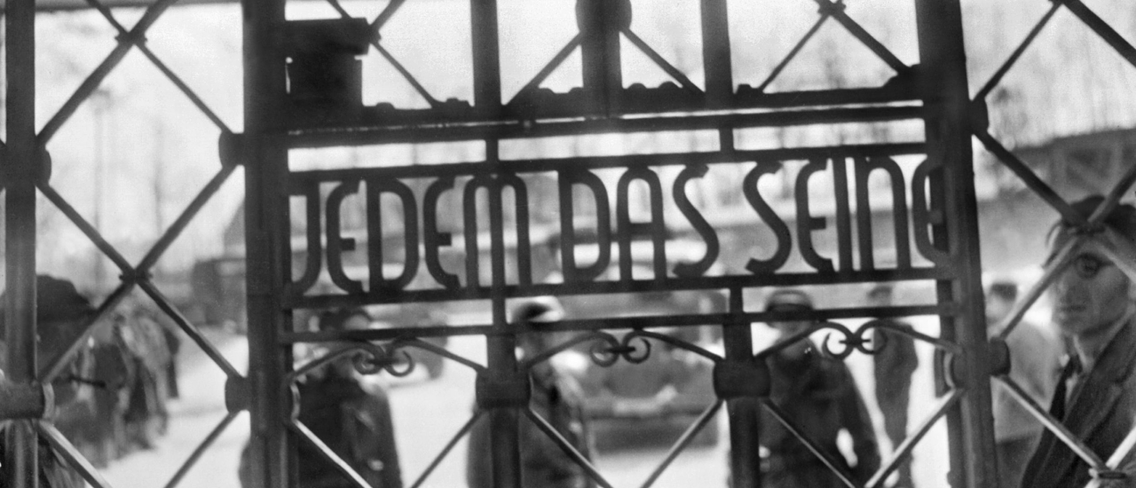 „Jedem das Seine“ – ein Neonazi trägt den Schriftzug des Tors vom KZ Buchenwald auf dem Rücken und muss nun dafür ins Gefängnis. Foto: Eric Schwab | AFP