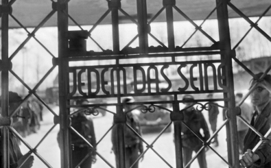 „Jedem das Seine“ – ein Neonazi trägt den Schriftzug des Tors vom KZ Buchenwald auf dem Rücken und muss nun dafür ins Gefängnis. Foto: Eric Schwab | AFP