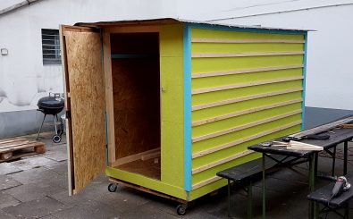 In jeder Box gibt es eine Matratze, einen kleinen Tisch und eine Ablage – das Nötigste für Obdachlose. Foto: Jennifer Pirro | Sven Lüdecke