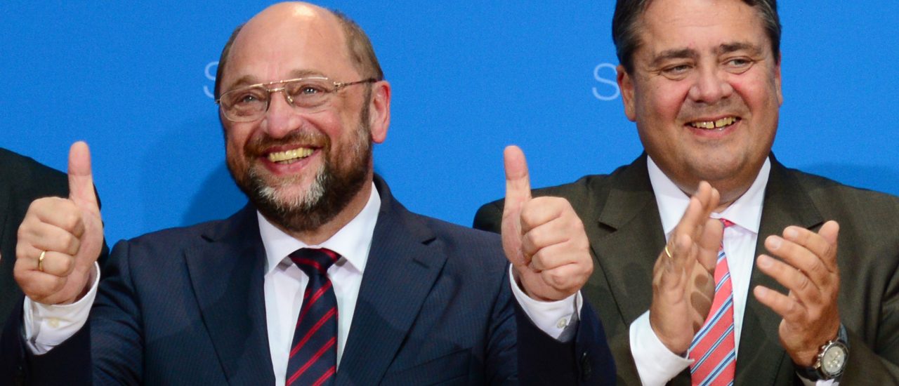 Martin Schulz und Sigmar Gabriel nach dem Bekanntwerden der Ergebnisse der Europawahl 2014 auf einer SPD-Veranstaltung in Berlin. Foto: AFP | John Macdougall