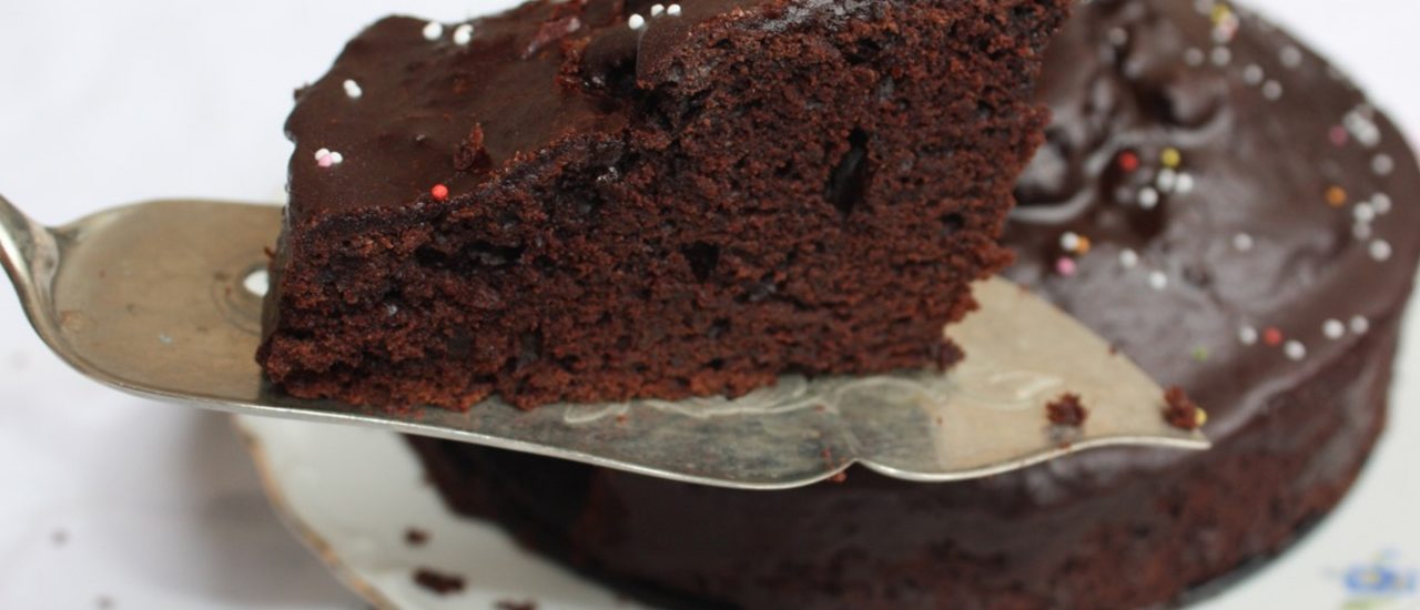 Saftig Schokoladenkuchen mit selbst gemachter Schokoglasur. Einfacher geht es nicht und schmackhafter vielleicht auch nicht. Foto: | Juliane Neubauer / detektor.fm