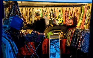 Kleidertausch: Gebrauchter Kleidung kann man auf dem Flohmarkt neues Leben schenken – oder auch über Secondhand-Plattformen im Internet. Photo: Woman and Bags CC BY-SA 2.0 | Sascha Kohlmann / flickr.com