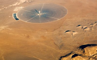Im marrokanischen Ouarzazate ist in diesem Jahr „Noor I“ in Betrieb genommen worden. Es ist weltweit das größte Kraftwerk für Solarenergie. Foto: 2014_10_26_jfk-sfo_291z_1 CC BY 2.0 | Doc Searls / flickr.com