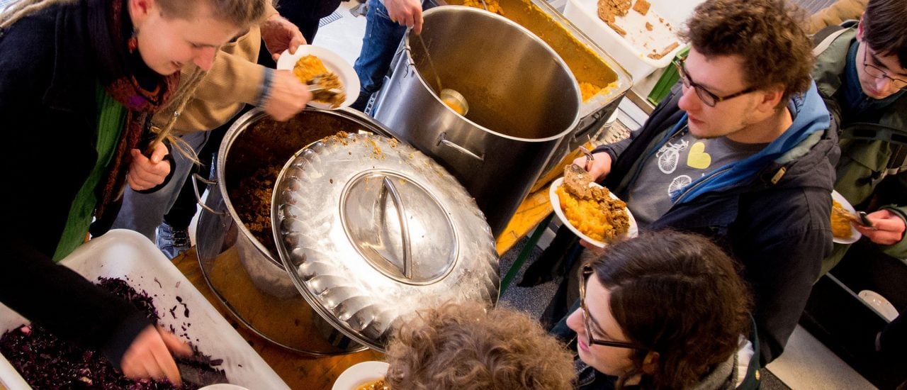 Durch das „Bändern“ wollen die Studenten auf die Lebensmittelverschwendung in der Mensa aufmerksam machen. Foto: Essen und Feiern nach der Demo CC BY-SA 2.0 | Heinrich-Böll-Stiftung / flickr.com