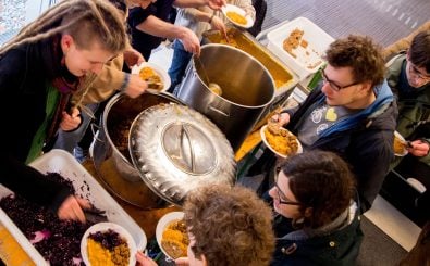Durch das „Bändern“ wollen die Studenten auf die Lebensmittelverschwendung in der Mensa aufmerksam machen. Foto: Essen und Feiern nach der Demo CC BY-SA 2.0 | Heinrich-Böll-Stiftung / flickr.com