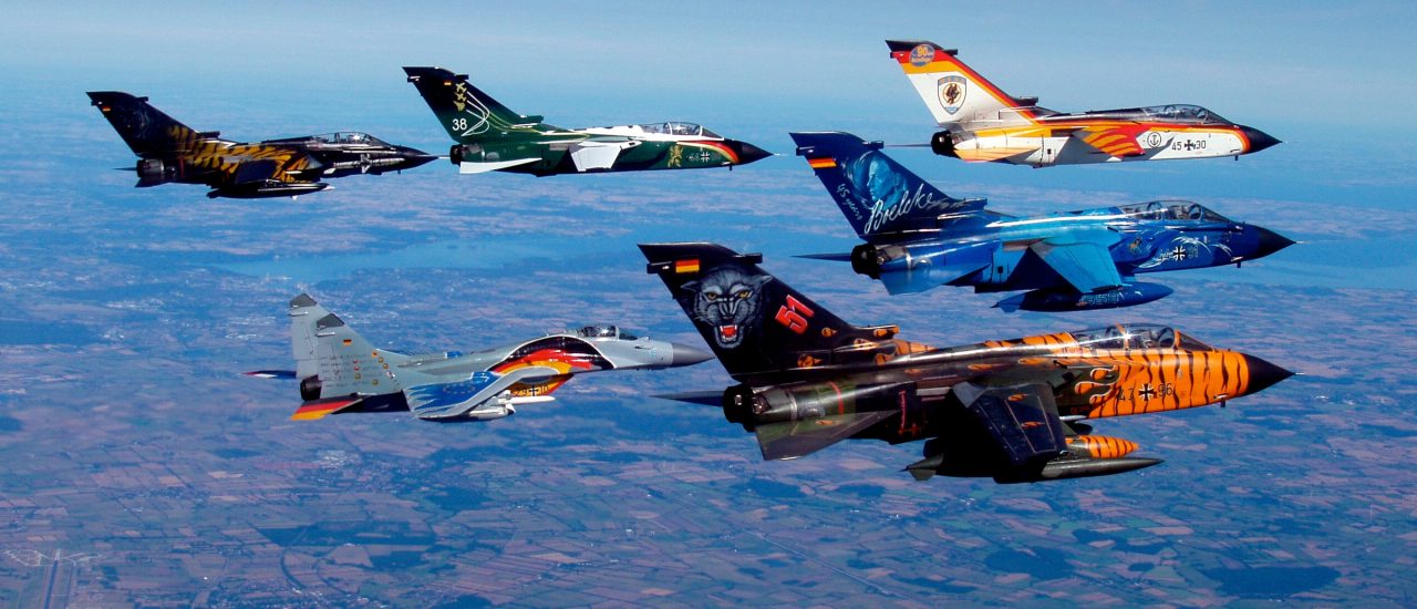 Bisher eine bunte Mischung, doch die EU will militärisch näher zusammenrücken. Der Verteidigungsfonds soll gemeinsame Projekte finanzieren. Foto: Panavia PA200 Tornado Formation Flight CC BY-SA 2.0 | Ronny Stiffel / flickr.com