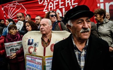 Eine Demonstration gegen die Verhaftungen bei der „Cumhuriyet“ in der Türkei. Foto: Ozan Kose / AFP