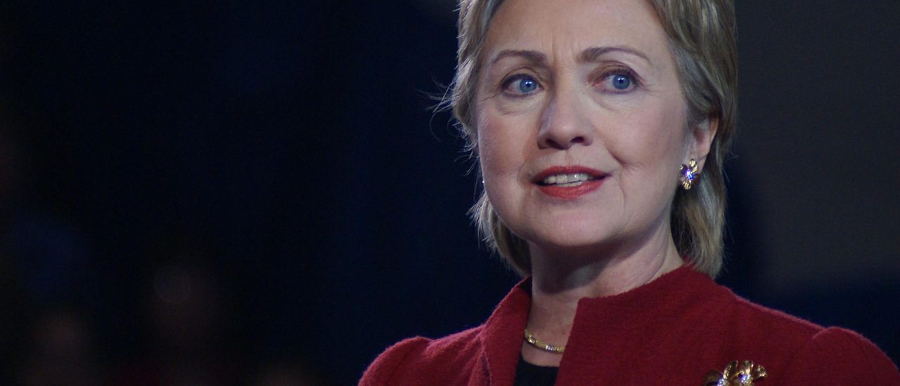 Hillary Clinton steht derzeit unter Druck. Die Wiederaufnahme des Ermittlungsverfahrens gegen sie hat erneut Spannung in den US-Wahlkampf gebracht. Foto: Hillary Clinton in Hampton, NH | Marc Nozell / flickr.com