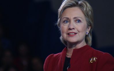 Hillary Clinton steht derzeit unter Druck. Die Wiederaufnahme des Ermittlungsverfahrens gegen sie hat erneut Spannung in den US-Wahlkampf gebracht. Foto: Hillary Clinton in Hampton, NH | Marc Nozell / flickr.com