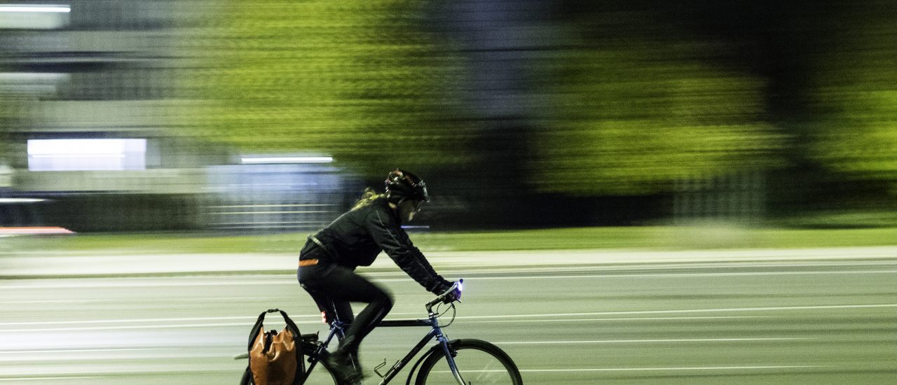 Radfahren in der Nacht als Perspektivwechsel. Bild: Man on Bike; Night CC BY-SA 2.0 | Sascha Kohlmann / flickr.com