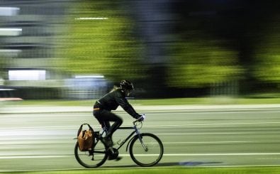 Radfahren in der Nacht als Perspektivwechsel. Bild: Man on Bike; Night CC BY-SA 2.0 | Sascha Kohlmann / flickr.com