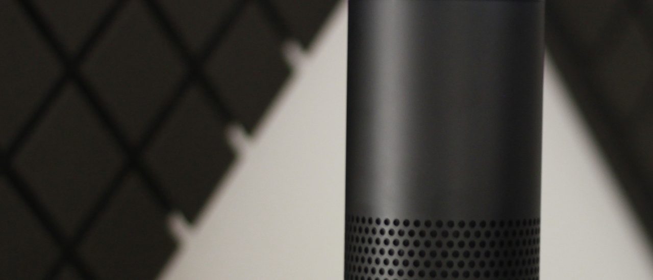 Quasselt im Studio mit: Alexa, die künstliche Intelligenz im Amazon Echo. Der leuchtende Ring zeigt: Alexa ist aktiv, blau zeigt die Richtung, in der einen die Mikrofone verortet haben. Foto: | detektor.fm