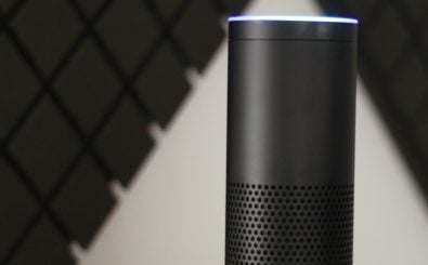Quasselt im Studio mit: Alexa, die künstliche Intelligenz im Amazon Echo. Der leuchtende Ring zeigt: Alexa ist aktiv, blau zeigt die Richtung, in der einen die Mikrofone verortet haben. Foto: | detektor.fm