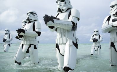 In „Rogue One – A Star Wars Story“ waten Stormtroopers auf der Jagd nach der neuen Rebellin Jyn Erso durchs Wasser. Foto: Jonathan Olley / 2015 Lucasfilm Ltd.