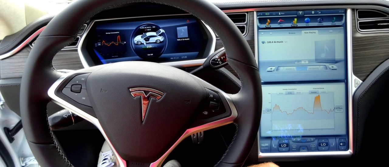 Tesla will das autonome Fahren besonders schnell voranbringen. Aber wie stehen die Autofahrer zu dieser Technologie? Foto: Proefrit testdrive Tesla Model S CC BY-SA 2.0 | David van der Mark / flickr.com