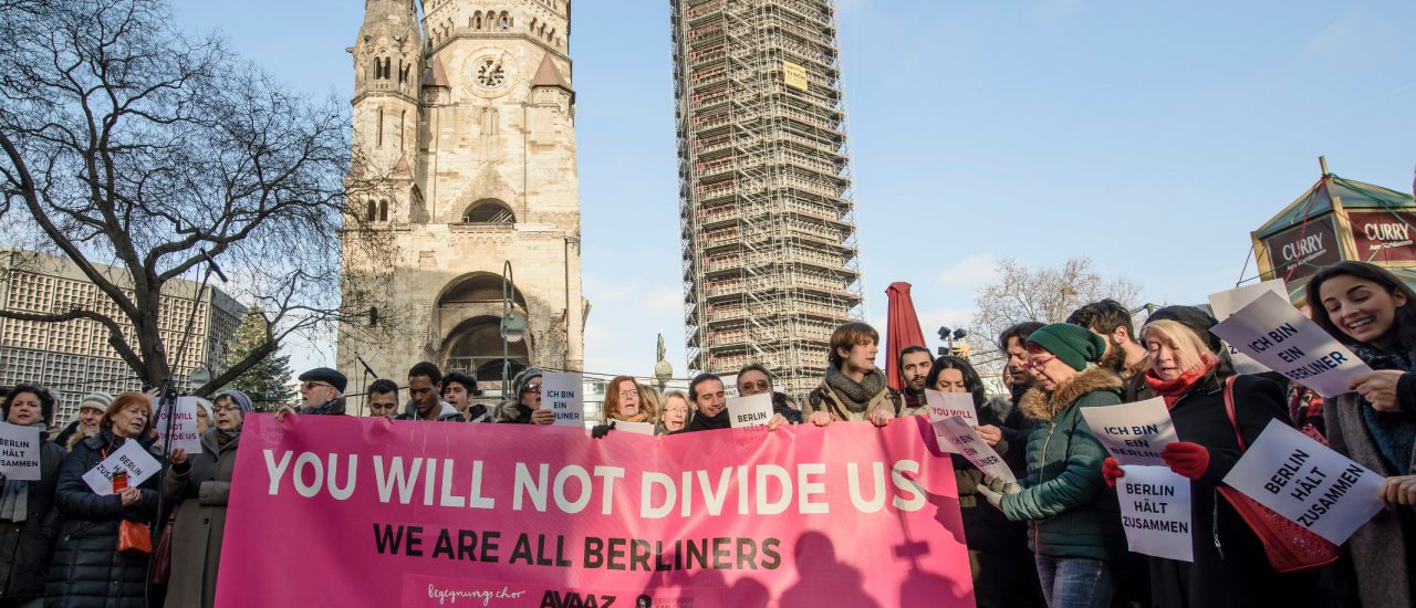 Zwei Tage nach dem Anschlag auf den Berliner Weihnachtsmarkt versammeln sich Menschen, um zu demonstrieren: Ihr werdet uns nicht spalten. Foto: Clemens Bilan | AFP