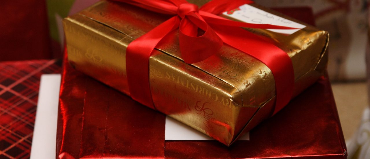 Ein Geschenk sollte von Herzen kommen, auch wenn man der Person nicht so nahe steht. Foto: More Presents! CC BY-SA 2.0 | Aaron Jacobs / flickr.com