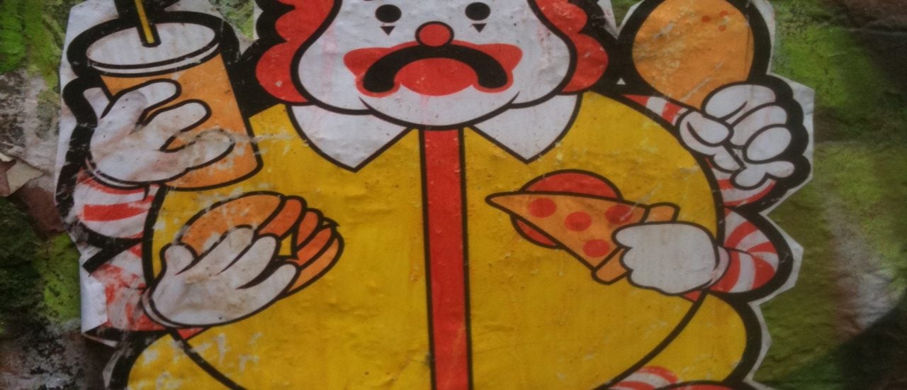 Da kann einem das Lachen schon vergehen. McDonald’s hat alle Hände voll zu tun, um mit den kleinen Konkurrenten mitzuhalten. Foto: Unhappy Fast Food Clown CC BY-SA 2.0 | leesean / flickr.com