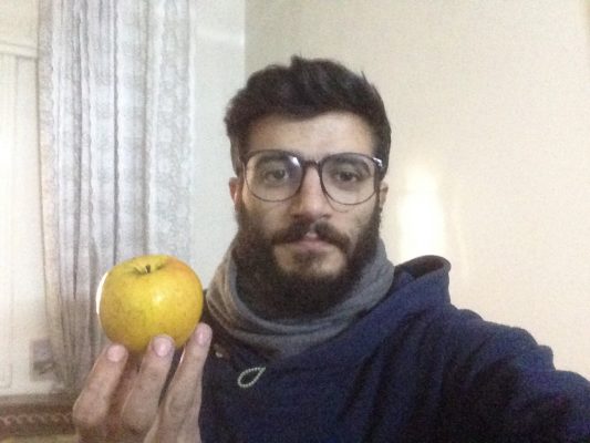 Monther Etaky aus Aleppo - mit dem letzten frischen Lebensmittel aus seinem Besitz. Das Foto entstand Anfang Dezember. Foto: © privat
