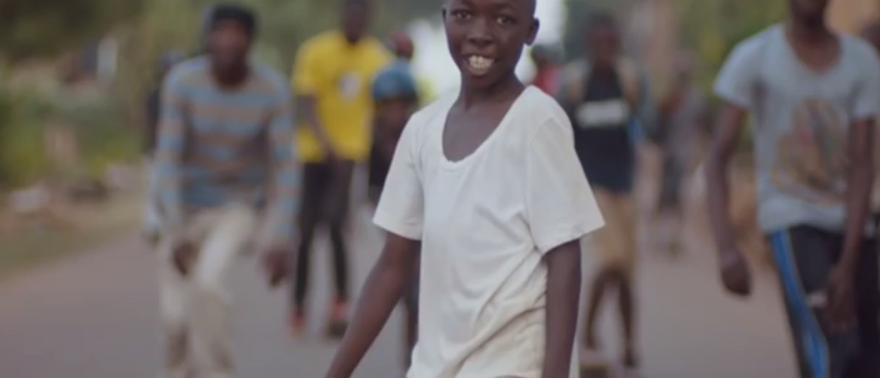 Das neue Video von Naughty Boy spielt in einem Flüchtlingslager für Kinder in Uganda. Screenshot: Naughty Boy / NaughtyBoyVEVO