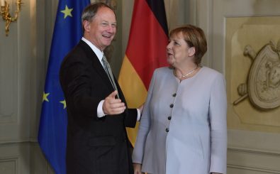 Der scheidende US-Botschafter John B. Emerson und Bundeskanzlerin Angela Merkel werden sich in Zukunft wohl nicht mehr so oft in Berlin treffen. Foto: John Macdougall / AFP
