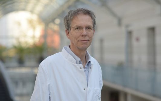 Prof. Dr. Christoph Bührer - bestätigt den positiven Effekt der Känguruh-Methode. 