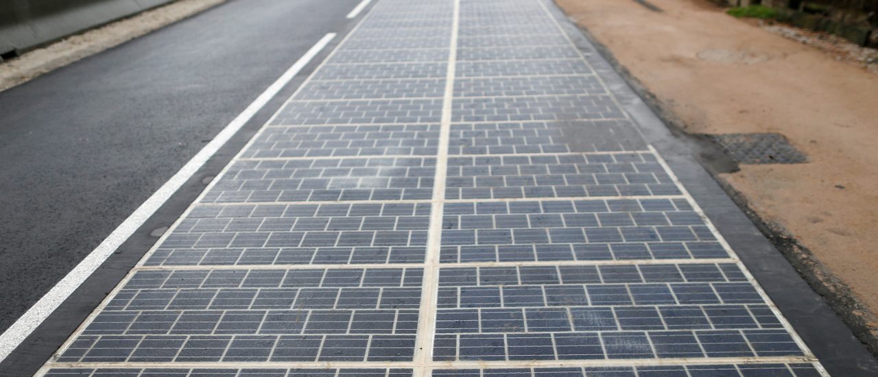 Solarstraßen könnten ein Modell für die Zukunft sein. In Frankreich ist gerade die erste eröffnet worden. Foto: Charly Triballeu | AFP