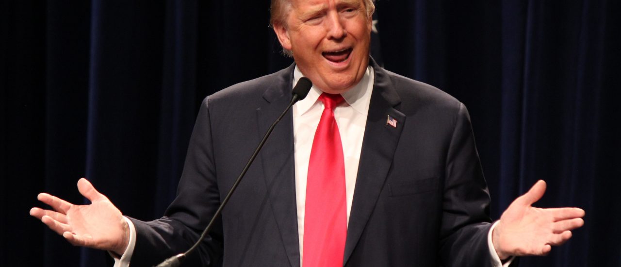 Donald Trump hat wie jeder Politiker Gestik und Mimik einstudiert. Über seine Körpersprache transportiert er eine Nachricht. Foto: Donald Trump in Ottumwa, Iowa | CC BY 2.0 | Evan Guest / flickr.com