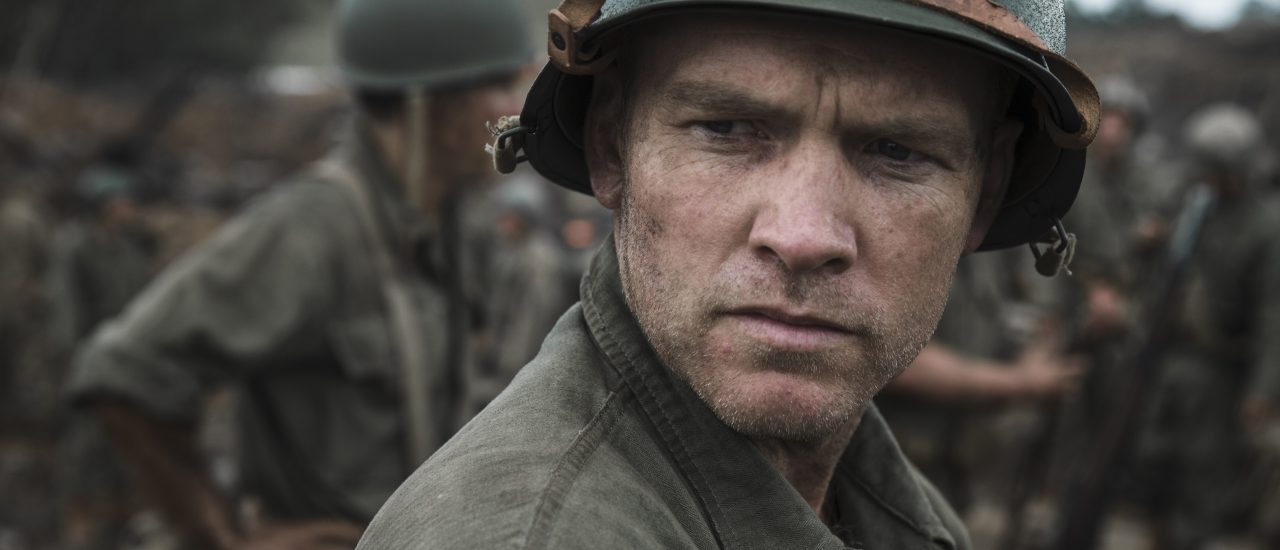 Mel Gibson ist zurück hinter der Kamera. Mit Hacksaw Ridge verfilmt er die wahre Geschichte um einen pazifistischen und tiefreligiösen Soldaten im Zweiten Weltkrieg. | Bild: © Universum Film GmbH & Co. KG