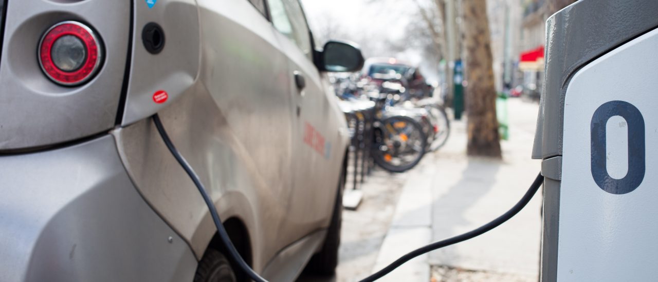 Bislang geht das Laden des E-Autos nur mit Kabel. Das ist mitunter ein wenig umständlich – doch die kabellose Lösung ist bereits in der Entwicklung: induktives Laden. Foto: Electric car charging station / credits: CC BY 2.0 | Håkan Dahlström / flickr.com