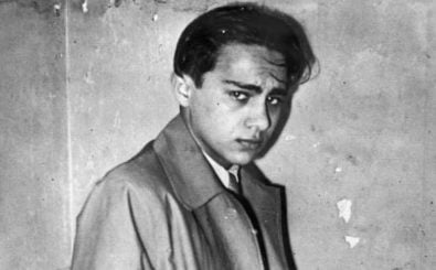 Der jüdische Attentäter Herschel Grynszpan nach seiner Festnahme durch die französische Polizei 1938. Foto: Bundesarchiv | Bild 146-1988-078-08 | CC BY-SA 3.0