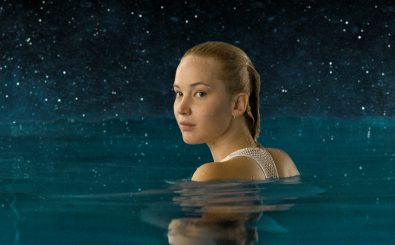 Jennifer Lawrence schwimmt als Aurora im Film Passenger in der Schwerelosigkeit. Sony Pictures | Pressefoto