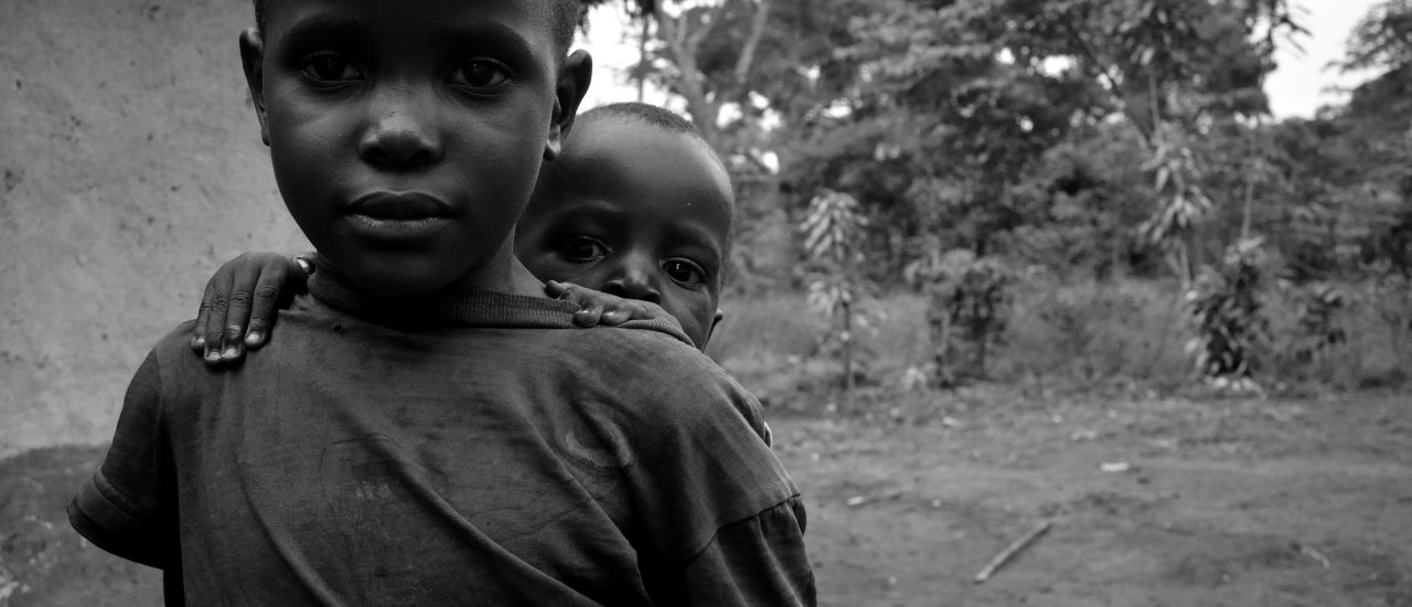Ein Junge beschützt seinen Bruder. Über das Leid in afrikanischen Ländern wird jedoch kaum berichtet. Foto: Brothers | CC BY 2.0 | Jake Stimpson / flickr.com