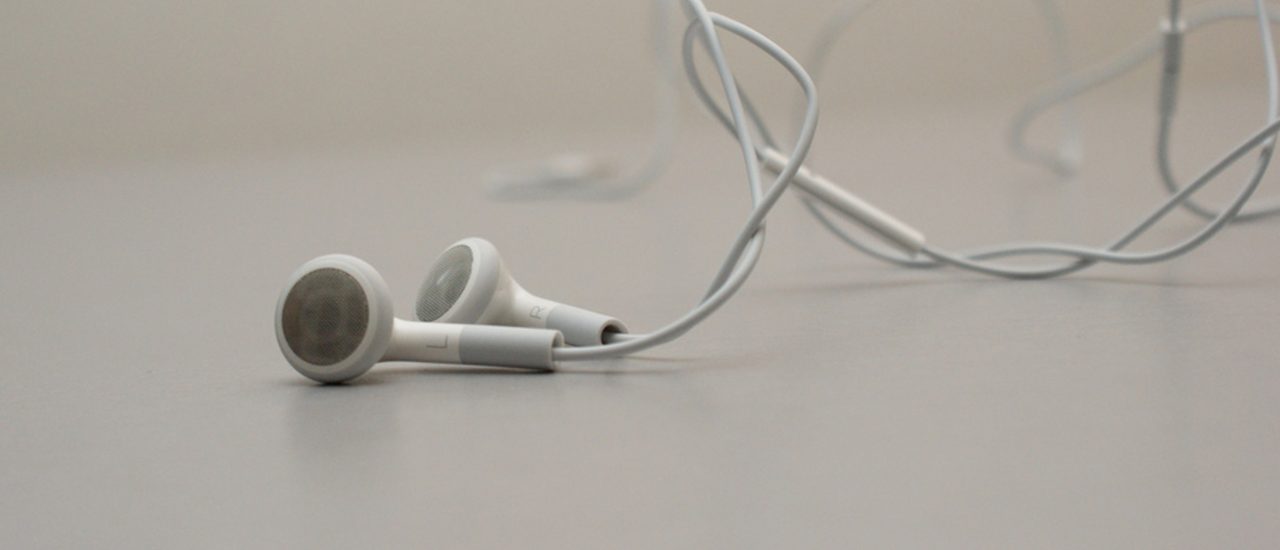 Egal was man macht, Kopfhörer sind irgendwie immer verknotet. Was kann man dagegen tun? Foto: Headphones iPhone 3G S 32GB, schwarz CC BY-SA 2.0 | renatomitra / flickr.com