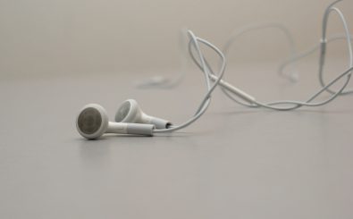 Egal was man macht, Kopfhörer sind irgendwie immer verknotet. Was kann man dagegen tun? Foto: Headphones iPhone 3G S 32GB, schwarz CC BY-SA 2.0 | renatomitra / flickr.com
