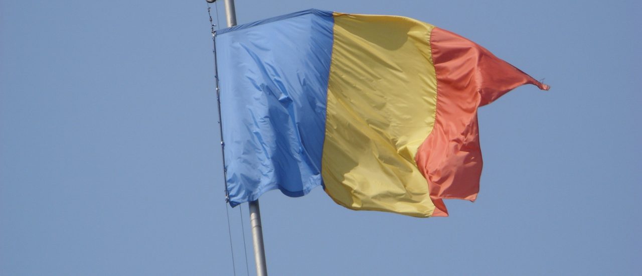 Seit Dezember 2016 gibt es in Rumänien eine neue Regierung aus der sozialdemokratischen PSD und der liberalen Partei ALDE. Sie fordert ein Gesetz, das Korruption und kleine Amtsmissbräuche im Land wieder erlaubt. Foto: Romanian flag | CC BY 2.0 | Sorina / flickr.com