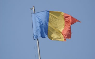 Seit Dezember 2016 gibt es in Rumänien eine neue Regierung aus der sozialdemokratischen PSD und der liberalen Partei ALDE. Sie fordert ein Gesetz, das Korruption und kleine Amtsmissbräuche im Land wieder erlaubt. Foto: Romanian flag | CC BY 2.0 | Sorina / flickr.com