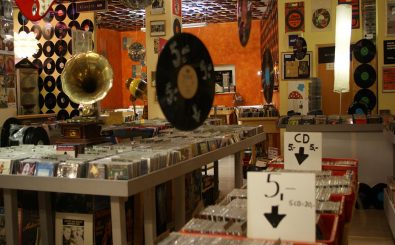 Die Musikindustrie wächst. Hauptanteil haben immer noch analoge Tonträger wie die CD oder die Schallplatte. Aber auch das Audio-Streaming wächst immer mehr. Foto: The record shop / credits: CC BY 2.0 | Hans Dinkelberg / flickr.com