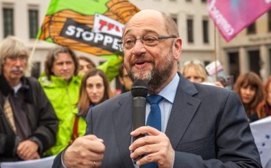 Martin Schulz soll mit seiner Beliebtheit die SPD aus dem Umfrage-Tief holen. Foto: Stop TTIP hands 3,284,289 signatures to Martin Schulz / credits: Jakob Huber CC BY 2.0 | Stop TTIP / flickr.com